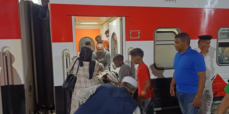 وصول قطار الأشقاء السودانيين إلى محطة السد العالي بأسوان استعدادًا للعودة إلى وطنهم عبر منفذ قسطل