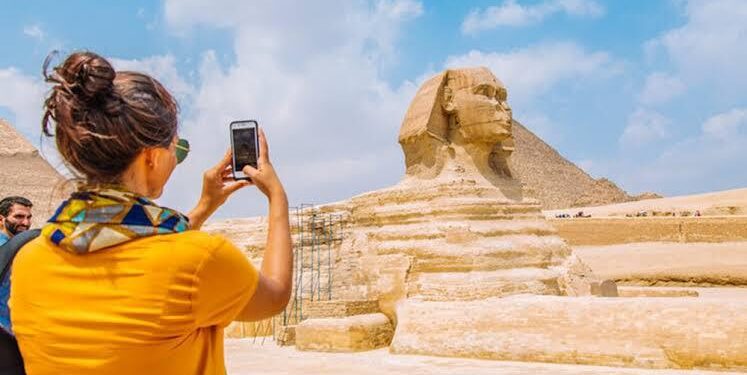 وزير السياحة يصدر قرارًا بزيادة أجر المرشد السياحي في مصر لـ 1800 جنيه لليوم