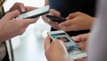 دراسة بريطانية: واحد من كل ثلاثة بالغين يحاول “التحرر من إدمان الهاتف” بوسائل رقمية جديدة