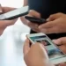 دراسة بريطانية: واحد من كل ثلاثة بالغين يحاول “التحرر من إدمان الهاتف” بوسائل رقمية جديدة