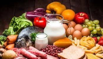 8 أطعمة تعزز صحة البشرة والشعر والأظافر وفق دراسات علمية