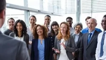 قانون العمل يحدد ضوابط صارمة لإنهاء خدمة العامل بسبب السن أو المرض