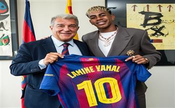 لامين يامال يمدد عقده مع برشلونة حتى عام 2031