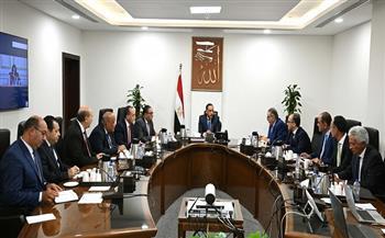 رئيس الوزراء يجتمع مع ممثلي التجار والمصنّعين لمتابعة جهود خفض الأسعار