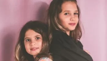 كيف يرسخ الأهل روح التعاون ويمنعون الغيرة بين الأبناء؟.. نصائح نفسية مهمة