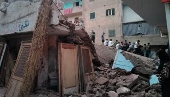 انهيار عقار غير مأهول في كفر الشيخ وسقوطه على سيارة.. وعمليات إنقاذ جارية
