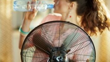 حيلًا بسيطة وفعّالة لتبريد المنزل في فصل الصيف دون الحاجة إلى تكييف