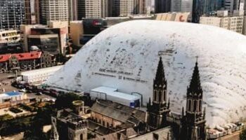 الصين تطلق أكبر قبة قابلة للنفخ في العالم للحد من تلوث البناء والضوضاء بمدينة جينان