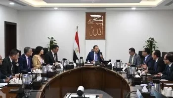 رئيس الوزراء يستعرض النسخة النهائية من مشروع قانون “مناطق المال والأعمال” تمهيدًا لإحالته إلى البرلمان