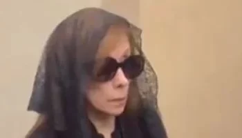 الدموع تسبق الكلمات: فيروز تودع ابنها زياد الرحباني في جنازة مهيبة بلبنان