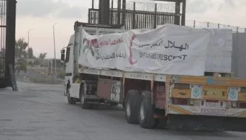 الهلال الأحمر المصري يطلق القافلة الثالثة من “زاد العزة” إلى غزة بـ1300 طن مساعدات غذائية وطبية