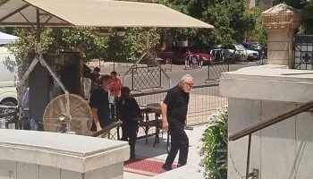 وزير الثقافة ونجوم الفن يشيّعون جثمان لطفي لبيب ويودعونه في مقابر العاشر من رمضان