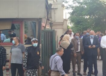 محافظ القاهرة يصل موقع حريق سنترال رمسيس