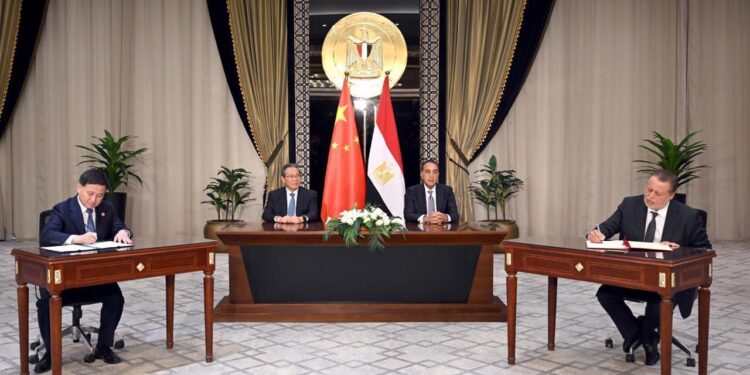 محافظ البنك المركزي المصري يوقع مذكرة تفاهم مع نظيره الصيني لتعزيز التعاون المشترك بين الجانبين