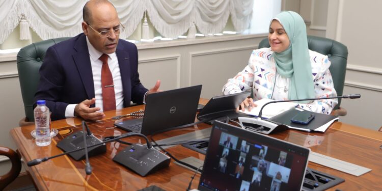  وزير العمل يوجه أعضاء مكاتب التمثيل بالخارج بتوفير فرص عمل للشباب المصري والتواصل الميداني مع “العاملين بالخارج”. 