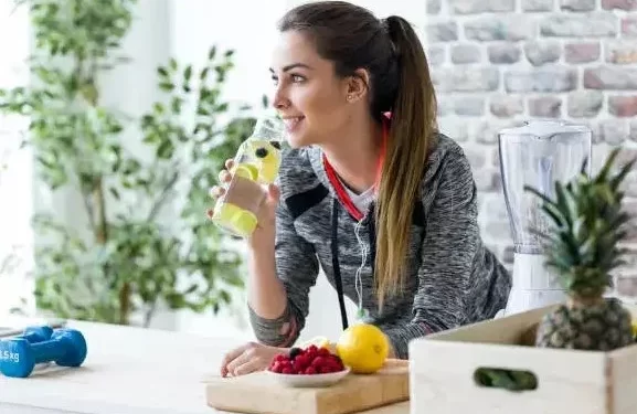 بديل طبيعي للبوتوكس.. مشروبات تمنحك بشرة نضرة وشابة