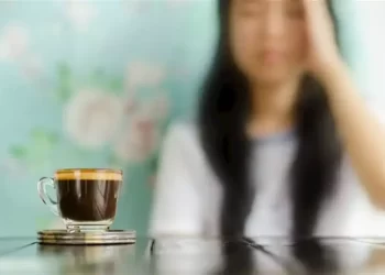 الكافيين.. سلاح ذو حدين بين اليقظة والمخاطر الصحية