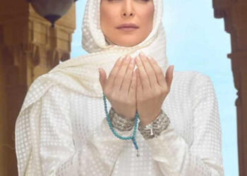 أمل حجازي تُحدث جدلاً بظهورها بدون حجاب بعد 7 سنوات: “لم أخلع ديني ولا إنسانيتي”
