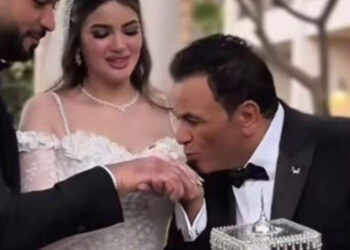 دموع محمد فؤاد في زفاف ابنته تشعل مواقع التواصل: “مش عايز حاجة من الدنيا بعد كده”