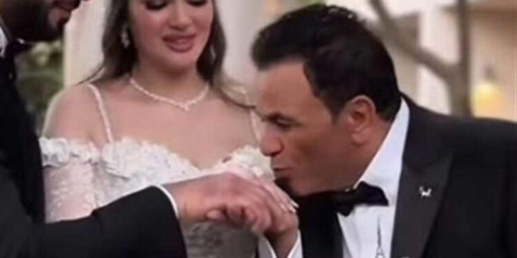 دموع محمد فؤاد في زفاف ابنته تشعل مواقع التواصل: “مش عايز حاجة من الدنيا بعد كده”