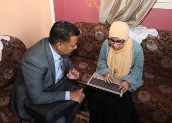 وزارة الاتصالات تسلم الطالبة هاجر حسان “لابتوب” مزود بالتطبيقات اللازمه لدعم المكفوفين فى منزلها بقرية جروان بالمنوفية