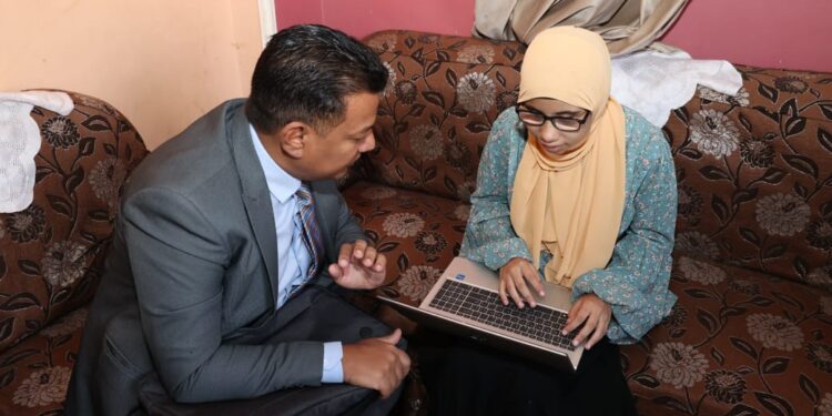 وزارة الاتصالات تسلم الطالبة هاجر حسان “لابتوب” مزود بالتطبيقات اللازمه لدعم المكفوفين فى منزلها بقرية جروان بالمنوفية