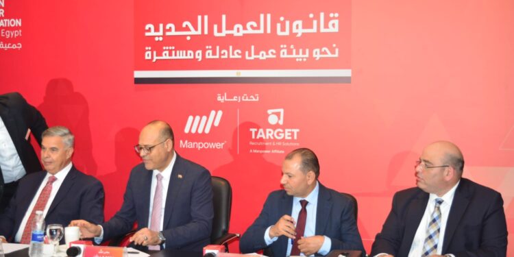 وزير العمل ومحافظ الأسكندرية يفتتحان ندوة تثقيفية للتوعية بمواد قانون العمل الجديد