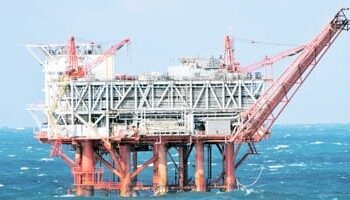 إنقاذ اثنين من المفقودين في حادث غرق حفار بترول بالبحر الأحمر.. وارتفاع عدد الضحايا إلى 4