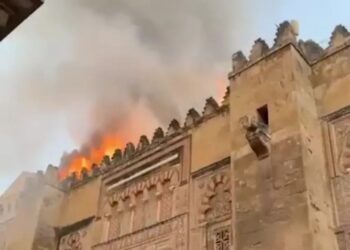 حريق يلتهم أجزاء من مسجد قرطبة التاريخي في ذكرى رحيل الحاجب المنصور