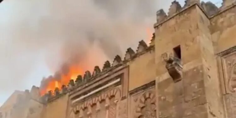 حريق يلتهم أجزاء من مسجد قرطبة التاريخي في ذكرى رحيل الحاجب المنصور