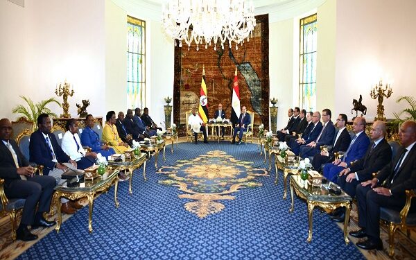 تفاصيل لقاء الرئيس السيسي بنظيره الأوغندي