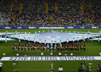 السوبر الأوروبي.. رسالة دعم لأطفال غزة تزين الملعب: أوقفوا قتل الصغار