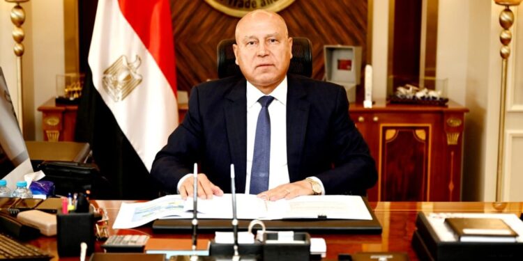 وزير الصناعة والنقل يتوجه لموقع حادث خروج قطار مطروح عن القضبان