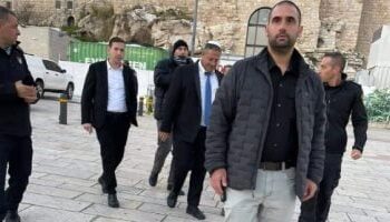 متظاهرون إسرائيليون يهاجمون بن غفير: “أنت إرهابي وقاتل رهائن”