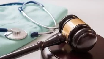 عروس بين الحياة والموت بسبب خطأ طبي.. والقانون يحدد عقوبات الإهمال الطبي في مصر