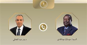 وزير الخارجية ونظيره الكيني يبحثان هاتفيًا سبل تعزيز العلاقات الثنائية