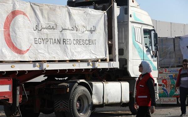 الهلال الأحمر المصري: القافلة الـ11 من “زاد العزة” محملة بأكثر من 3700 طن مساعدات إلى غزة