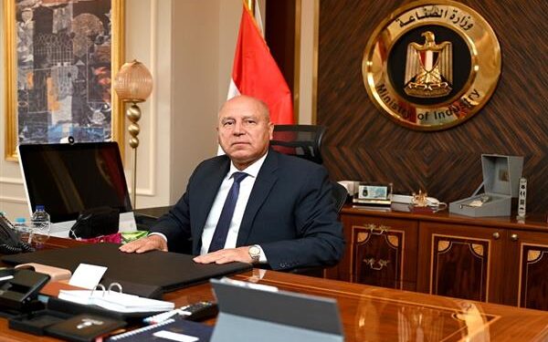 كامل الوزير يرد على المنتقدين لإنشاء مصنع للزبيب: هو عيب ولا حرام؟