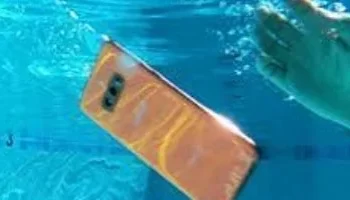 خطوات إنقاذ هاتفك إذا سقط في ماء البحر