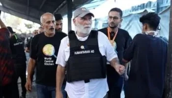 مؤسس المطبخ العالمي يزور غزة ويشيد بصمود سكانها