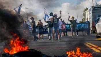 إسرائيل تشهد شللاً مرورياً واسعاً مع تصاعد احتجاجات عائلات الأسرى للمطالبة بصفقة تبادل