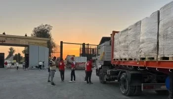 الهلال الأحمر المصري يطلق القافلة الـ19 “زاد العزة” لدعم غزة بـ2300 طن مساعدات غذائية وطبية