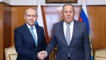 لافروف يودّع السفير المصري في موسكو ويؤكد دعم روسيا لجهود القاهرة في غزة