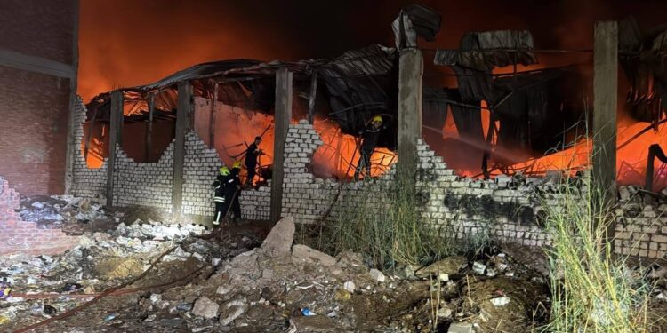 حريق هائل بمصنع أحذية في القليوبية دون إصابات