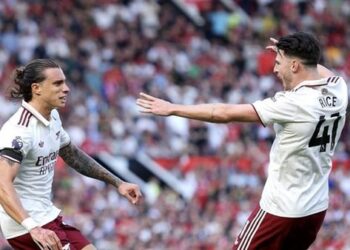 أرسنال يتقدم على مانشستر يونايتد في الشوط الأول بأولد ترافورد