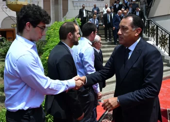 رئيس الوزراء يؤدي صلاة الجنازة على وزير التموين الأسبق علي المصيلحي