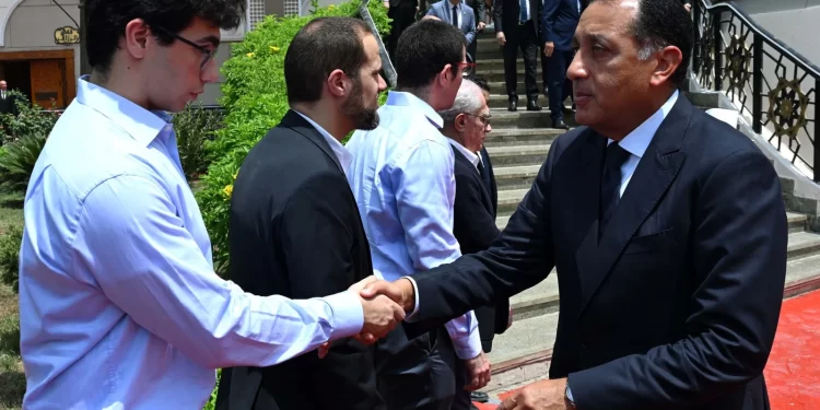 رئيس الوزراء يؤدي صلاة الجنازة على وزير التموين الأسبق علي المصيلحي