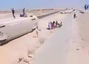 النقل: تسيير 14 أتوبيسًا لنقل ركاب قطار حادث مطروح إلى القاهرة والإسكندرية