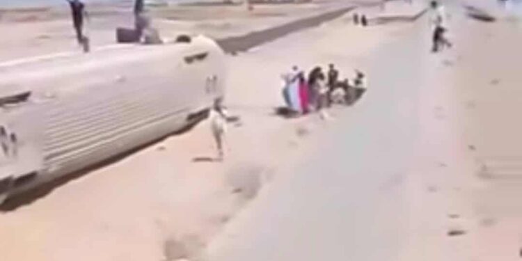 النقل: تسيير 14 أتوبيسًا لنقل ركاب قطار حادث مطروح إلى القاهرة والإسكندرية