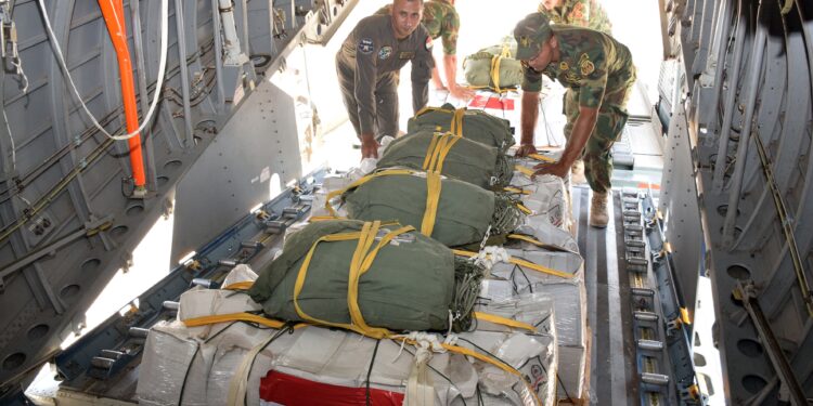 بتوجيهات من الرئيس السيسي.. القوات المسلحة تواصل دعم غزة عبر الإسقاط الجوي والمساعدات البرية